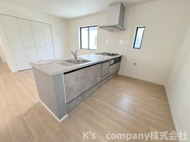 ◎茅ヶ崎市十間坂2丁目　新築戸建　2号棟のキッチン|キッチン後方には食器棚や冷蔵庫スペースが確保されています◇
