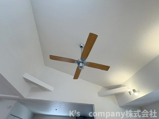 ◎茅ヶ崎市十間坂2丁目　新築戸建　2号棟の冷暖房・空調設備|吹抜け部に空調の手助けをしてくれるシーリングファン付き◇