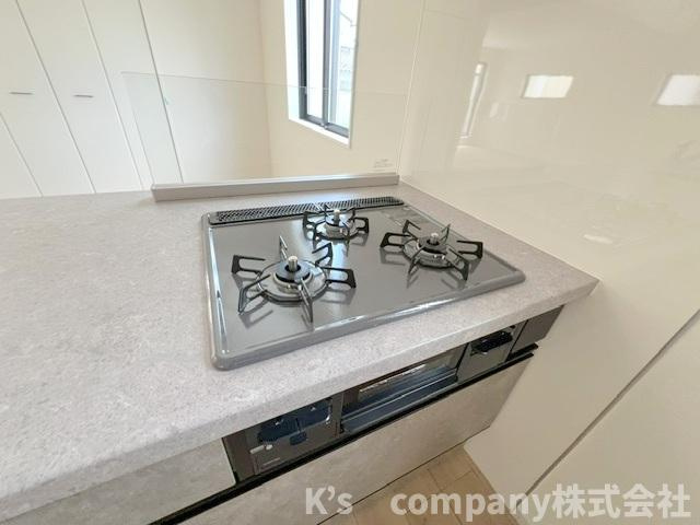 ◎茅ヶ崎市十間坂2丁目　新築戸建　2号棟のキッチン|三口ガスコンロでお料理の幅が広がります◇