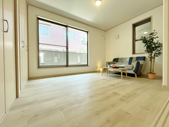 板橋区栄町の洋室|2階6.0帖洋室
南向きのバルコニーから導線が続き＋αのゆとりと開放感を演出
暖かな光も届く快適なお部屋です