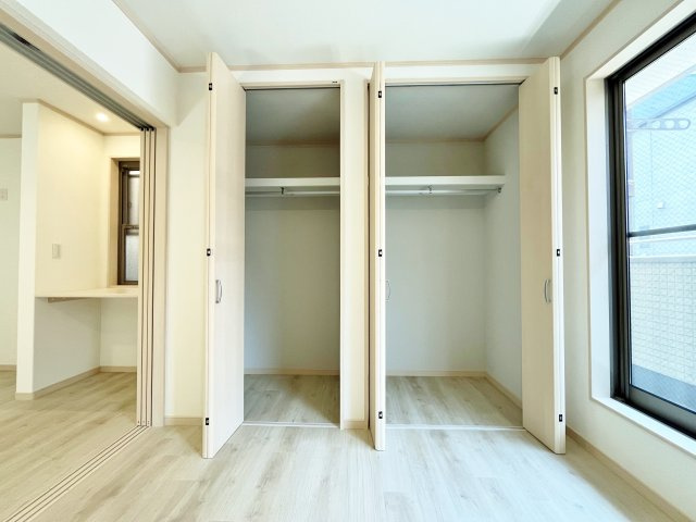 板橋区栄町の収納|2階6.0帖洋室　クローゼット
壁面には大容量のクローゼットを2ヵ所完備しております