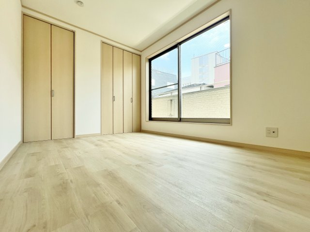 板橋区栄町の洋室|3階6.0帖洋室
3階にも南向きのバルコニーがあり陽当り良好
お洗濯物もしっかりと乾きます