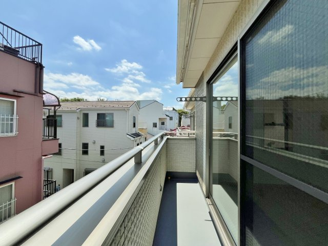 板橋区栄町のバルコニー|3階バルコニー
南向きで陽当り良好です♪♪
是非現地にて実際にご見学ください