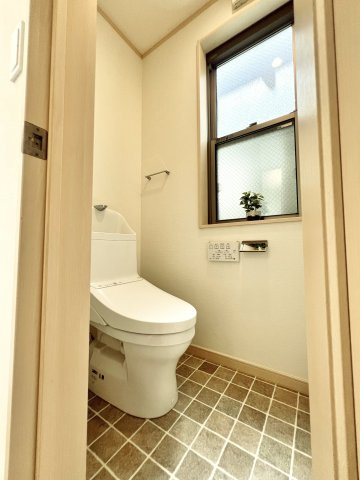 板橋区栄町のトイレ|【トイレ】
トイレは1階・3階にございます
新規交換済みで気持ちよくお使いいただけます 