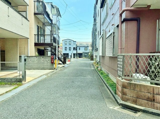 板橋区栄町の前面道路含む現地写真|南側道路に面し陽当り良好
お車の往来は少なくお子様にも安心の立地です
充実した周辺環境×暮らし心地の良い穏やかなエリア
