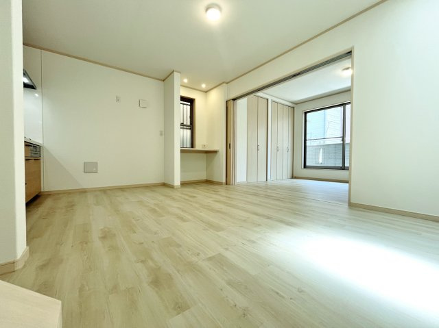 板橋区栄町の居間・リビング|LDKは隣室とのスライドウォールを開放すると広々お使いいただけます
多目的にお使いいただけるカウンター付です
ワークスペースやお子様のスタディースペースなどにもお使いいただけます