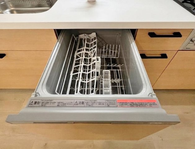 板橋区栄町のキッチン|【食器洗乾燥機】
食後の片づけに便利な食器洗乾燥機が標準装備です 時間が有効活用でき、節水にもなります 