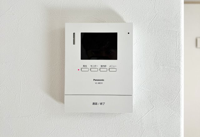 板橋区栄町のセキュリティ|【TVモニター付きインターホン】
インターホンの映像で来訪者の声と顔を確認後鍵を解錠することができるTVモニター付きインターホン完備 
