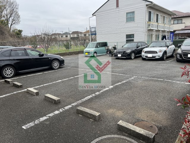 グランドメゾンサカエの駐車場
