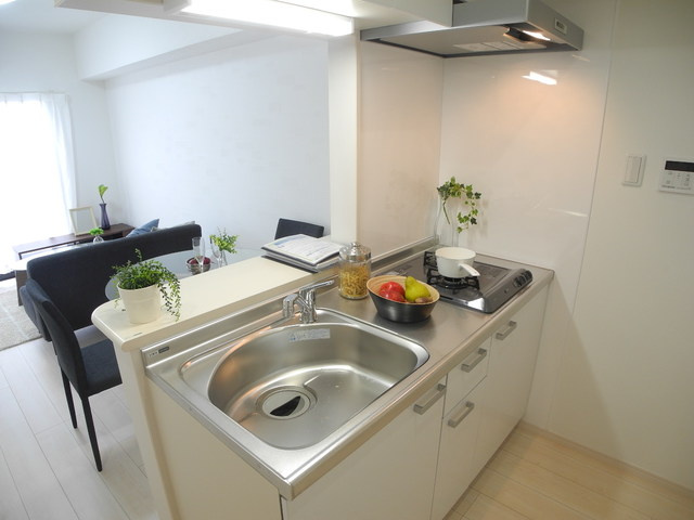長崎市城栄町の賃貸マンションのキッチン|モデルルーム時の写真となります。
