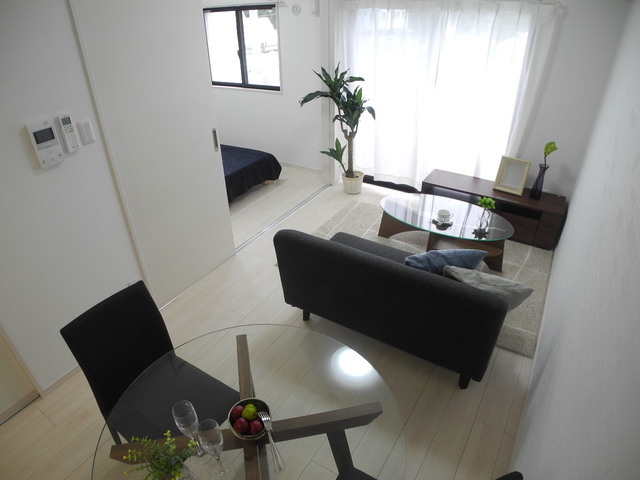 長崎市城栄町の賃貸マンションの居間・リビング|モデルルーム時の写真となります。