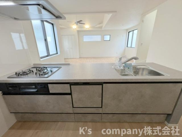 ◎茅ヶ崎市十間坂2丁目　新築戸建　3号棟のキッチン|小さなお子様のいるご家庭は、お子さまを見守りながら家事ができます◇