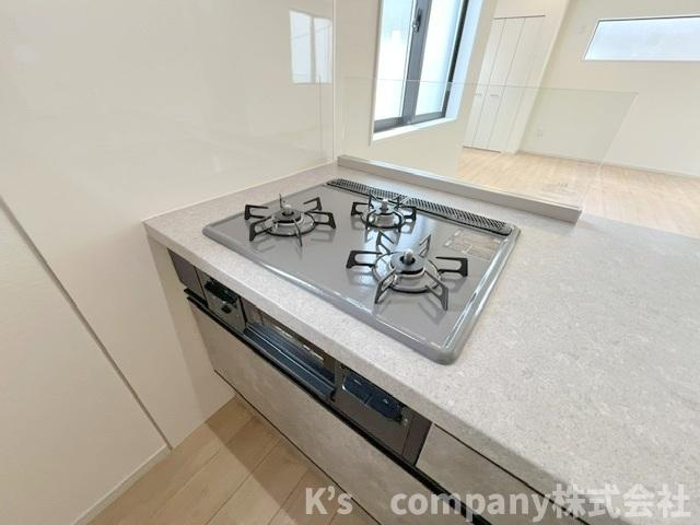 ◎茅ヶ崎市十間坂2丁目　新築戸建　3号棟のキッチン|三口ガスコンロでお料理の幅が広がります◇