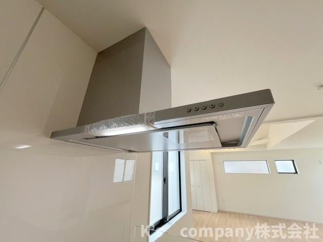 ◎茅ヶ崎市十間坂2丁目　新築戸建　3号棟のキッチン|お手入れのしやすいスリムタイプのレンジフード◇
