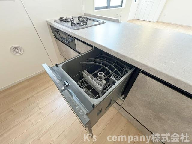 ◎茅ヶ崎市十間坂2丁目　新築戸建　3号棟のキッチン|家事の負担を軽減してくれる食器洗い乾燥機付き☆