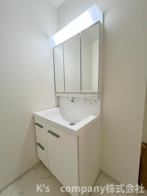 ◎茅ヶ崎市十間坂2丁目　新築戸建　3号棟の独立洗面台|三面鏡の内側には小物収納が充実しています◇