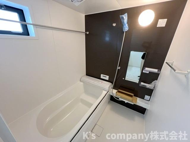 ◎茅ヶ崎市十間坂2丁目　新築戸建　3号棟の浴室|濃い色調の引き締まった印象の浴室☆一日の使入れを癒す心地の良い空間☆