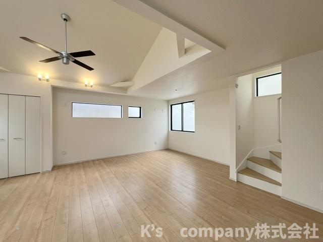 ◎茅ヶ崎市十間坂2丁目　新築戸建　3号棟の居間・リビング|リビングは上部吹き抜けで開放感のある広々とした空間☆