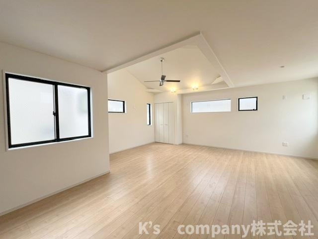 ◎茅ヶ崎市十間坂2丁目　新築戸建　3号棟の居間・リビング|多くの窓から明るい日差しが差し込み心地の良いスペース◇