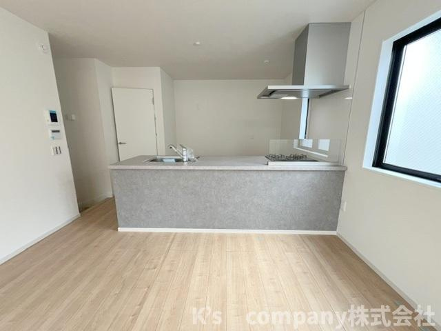 ◎茅ヶ崎市十間坂2丁目　新築戸建　3号棟のキッチン|リビングにいるご家族を感じながらお料理ができるカウンタ―キッチン☆