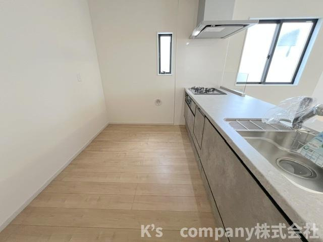 ◎茅ヶ崎市十間坂2丁目　新築戸建　3号棟のキッチン|キッチン後方には食器棚や冷蔵庫スペースが確保されています◇