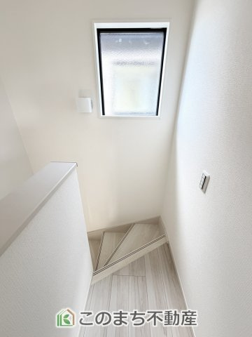 リガーレ宇都宮市石井町6期の内装|手すり付きで小さなお子様にも安心の階段スペースです☆