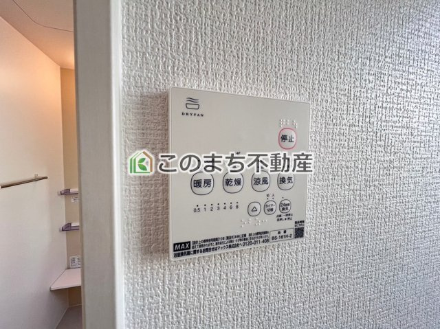 リガーレ宇都宮市石井町6期の設備|雨の日や湿気の多い梅雨時期など、洗濯物が乾き難い時期に重宝する浴室換気乾燥機。乾燥機能だけではなく、冬場の浴室内の寒暖差を緩和する暖房機能も標準装備。ヒートショック対策に一役買います。