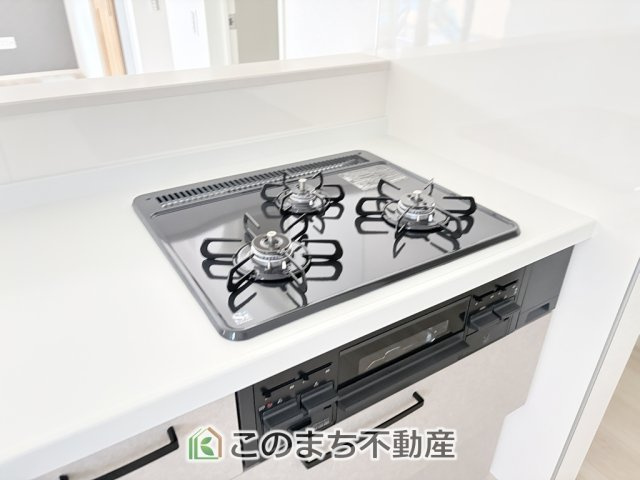 リガーレ宇都宮市石井町6期のキッチン|三ツ口コンロ採用で、同時調理もスムーズ◎！お料理を並べられるカウンター付きで、配膳・片付けをサポート！リビングで過ごすご家族とコミュニケーションを楽しみながら作業可能です♪