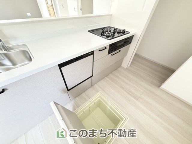 リガーレ宇都宮市石井町6期のキッチン|キッチンには床下収納を備え、食品や日用品のストック収納に便利。すっきり片付く使い勝手の良い設備です。

