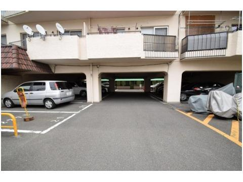 高槻センチュリーマンションの駐車場