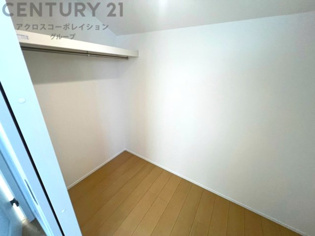 収納力が高く洋服や小物を整理しやすく、更衣室のように使え、部屋がすっきり保てます。収納の配置を自由に調整でき、換気性が良く防湿・防虫対策も可能。快適で機能的な生活空間を実現できます♪