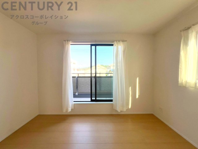 子供部屋…創造性や成長を促す遊びの空間を提供。学習や趣味に集中できる環境を整えます。個別のプライベートスペースは自己表現と自立心を育み、心地よい睡眠環境を整えリラックスできる場所を提供。