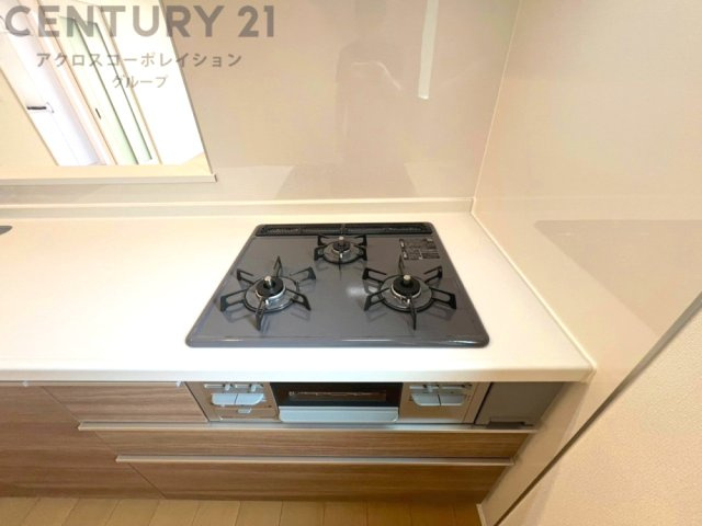 多数の調理器具を同時に使用でき、料理の効率化が可能。省エネで節約になり、様々な料理スタイルに適応できます。また、火力調整が独立しており、手入れや掃除もしやすく、今よりもっとお料理が楽しくなるかも。