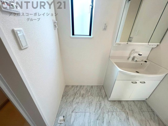 洗濯物の仕分け作業がしやすく、整理整頓が容易になります。洗濯音や湿気を他の部屋に持ち込まず、生活環境を快適に保ちます。上部を活用すれば収納スペースを確保でき洗剤や洗濯用品の整理もしやすくなります。
