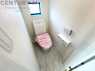温水洗浄便座付トイレは温水洗浄機能により、暖かい水でおしりを洗浄することができ、冷たい水を使う従来の便座に比べ、温水洗浄機能で暖かいトイレを提供し、快適な使用を可能にします。