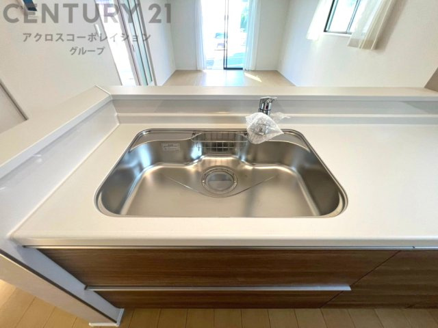 大きなシンクでお鍋などの大きな調理器具を洗う際にも便利です。

