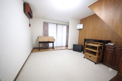 【洋室】 | 大津市木の岡町19-8　中古戸建 | 2027年7月撮影、一階リビングスペース、AIで家具消し加工してあります