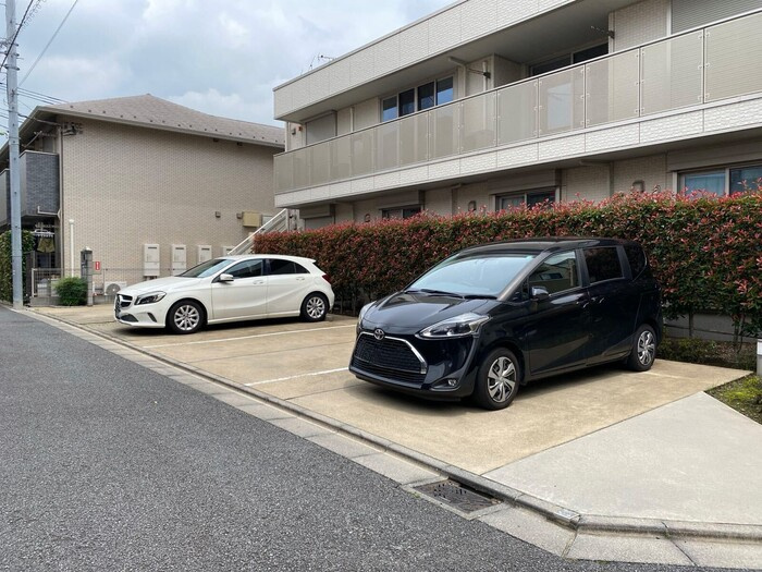 プリマヴェーラ野沢の駐車場