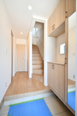 桶川市末広３丁目　５期　全１棟の玄関