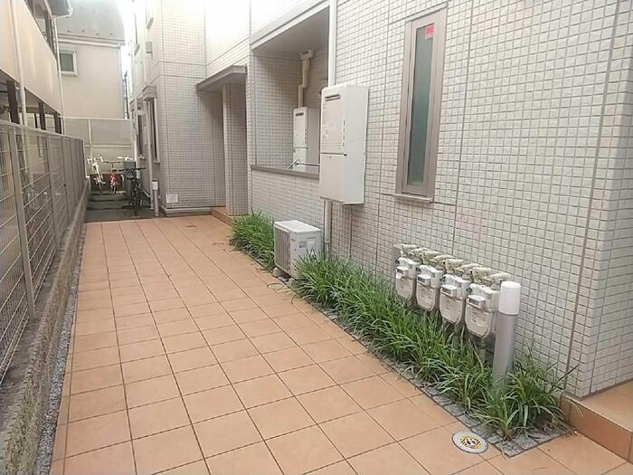 アビタシオン明大前のエントランス