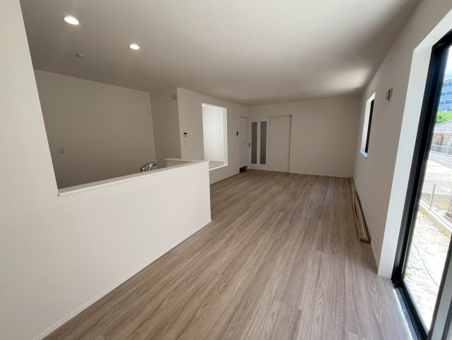 沖縄市知花新築戸建て　B号棟（全5棟）の居間・リビング|ゆったり過ごせるリビングです