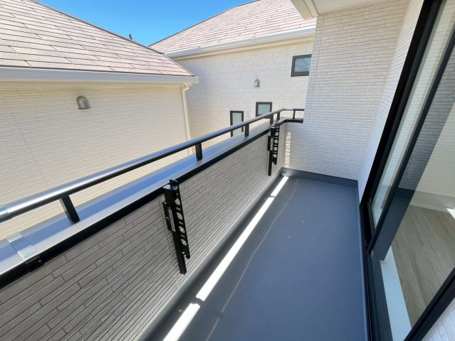 沖縄市知花新築戸建て　B号棟（全5棟）のバルコニー|外からの目が気にならないバルコニーで洗濯物が干せます