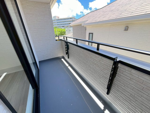 沖縄市知花新築戸建て　B号棟（全5棟）のバルコニー|お洗濯にも便利なバルコニー付き
