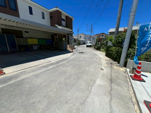 沖縄市知花新築戸建て　B号棟（全5棟）の前面道路含む現地写真