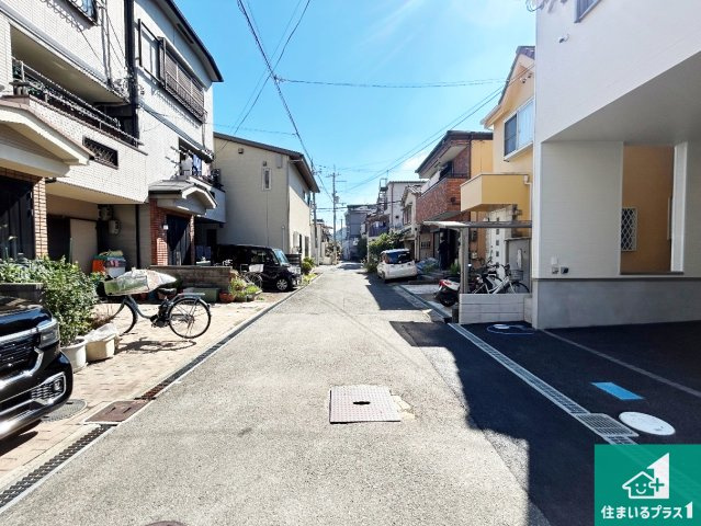 ◆柏原市旭ケ丘　第2期　新築一戸建ての前面道路含む現地写真|周辺は閑静な住宅街！前面道路広々で車の出し入れも便利です。駐車が苦手な方でも安心して車庫入れできます！