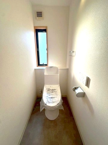南区曽池町一丁目　売戸建のトイレ|2階トイレ　潔感あふれるシンプルで機能的なトイレです。