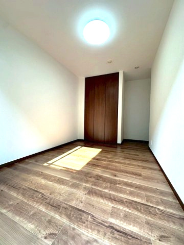 南区曽池町一丁目　売戸建の洋室|1階洋室2　コンパクトなお部屋ですが窓や収納があるので快適に過ごせます。