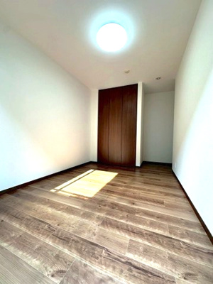 【洋室】 | 南区曽池町一丁目　売戸建 | 1階洋室2　コンパクトなお部屋ですが窓や収納があるので快適に過ごせます。