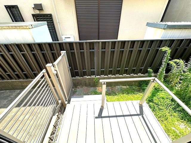 南区曽池町一丁目　売戸建のその他|1階洋室2からのデッキ　ご都合のよろしい日時に現地をご案内させて頂きます！