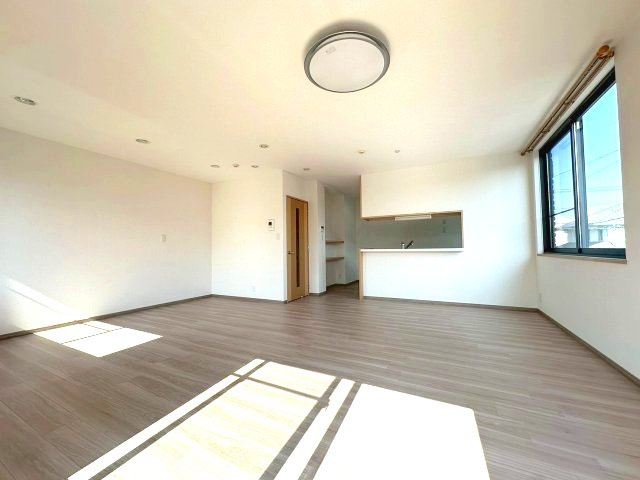 南区曽池町一丁目　売戸建の居間・リビング|2階LDK　LDKはゆとりある20帖超え！